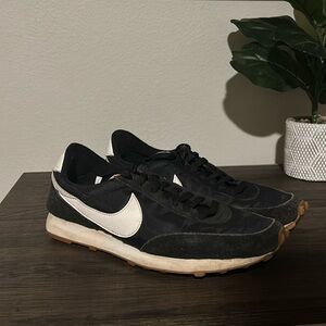 Women’s Nike waffle sneakers
